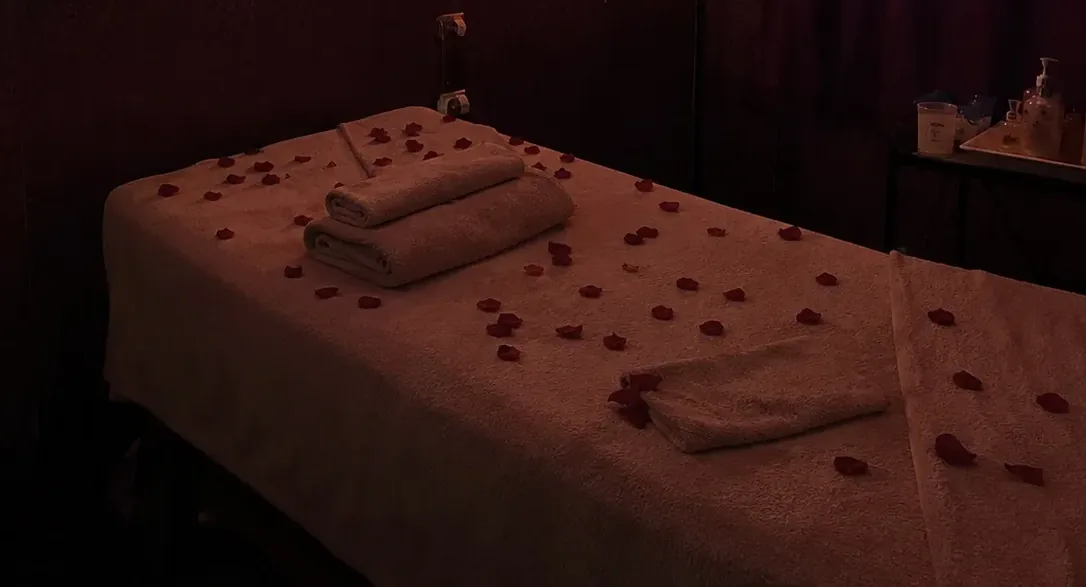 Masaj odasındaki masaj masası — Lila Spa, Bağcılar misafirlerine hizmet veren salon