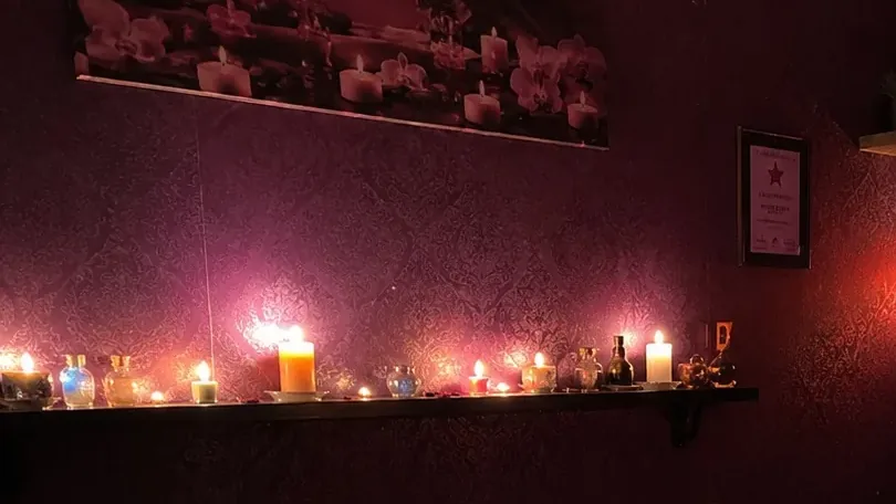 Masaj odasındaki mum rafı — Lila Spa, Bağcılar misafirlerine hizmet veren salon